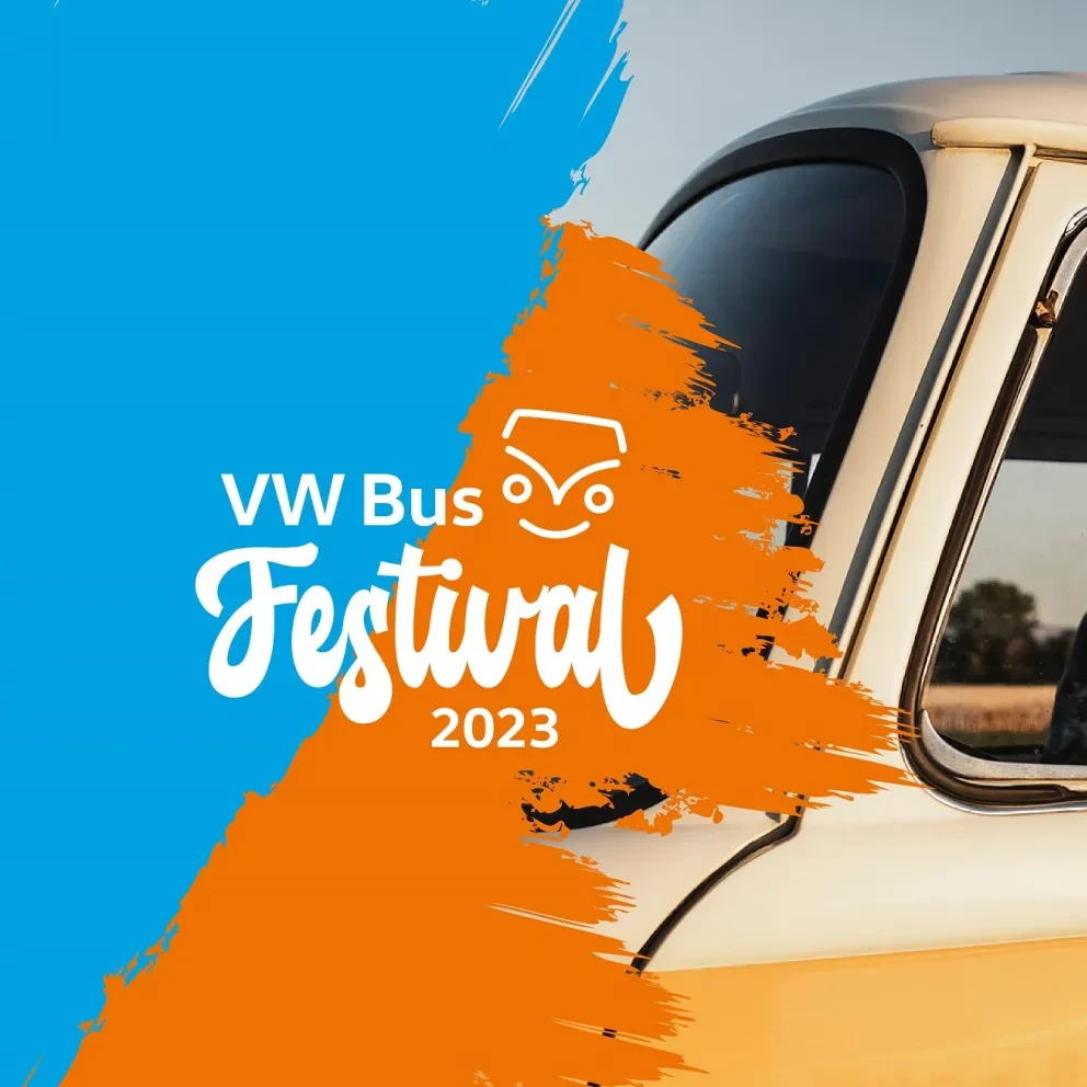 Vrouw in Volkswagen Busje