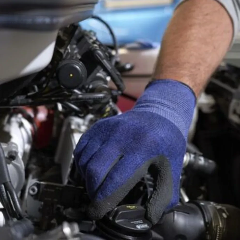 Monteur bij gereedschapskist