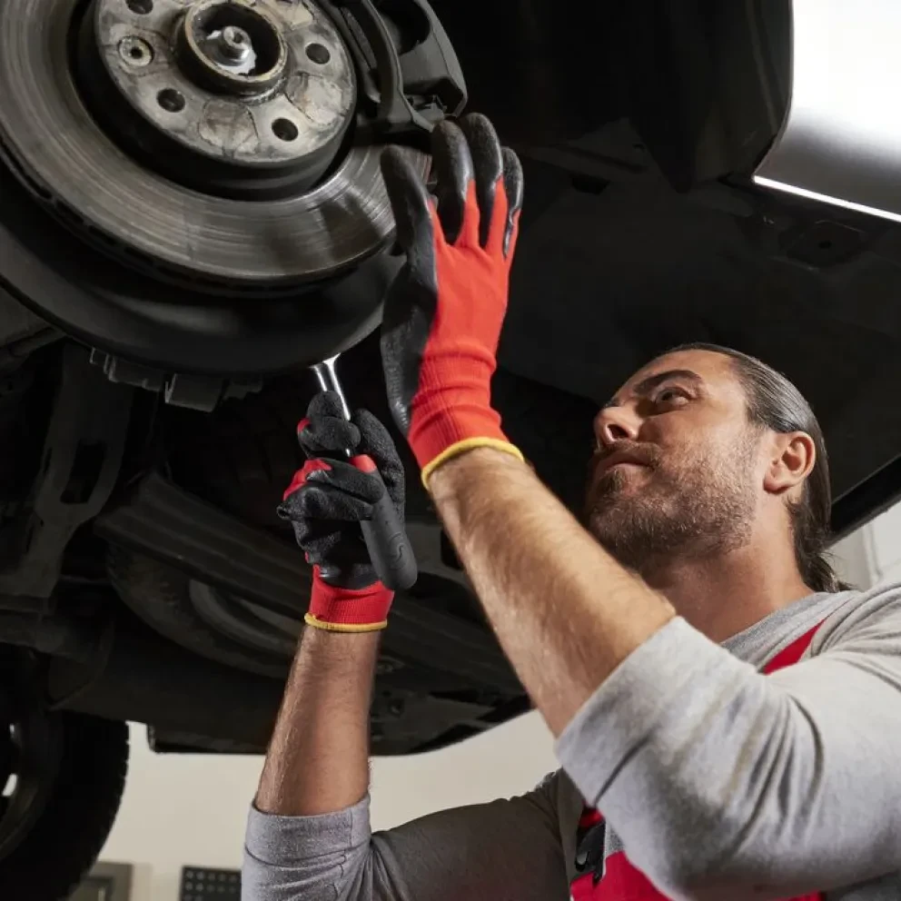 Monteur die remmen maakt