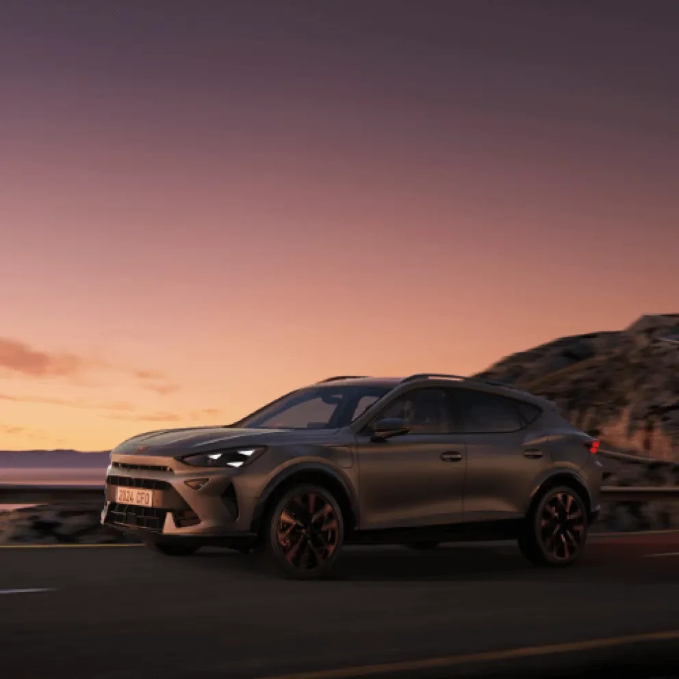 CUPRA Formentor geparkeerd langs een kustlijn