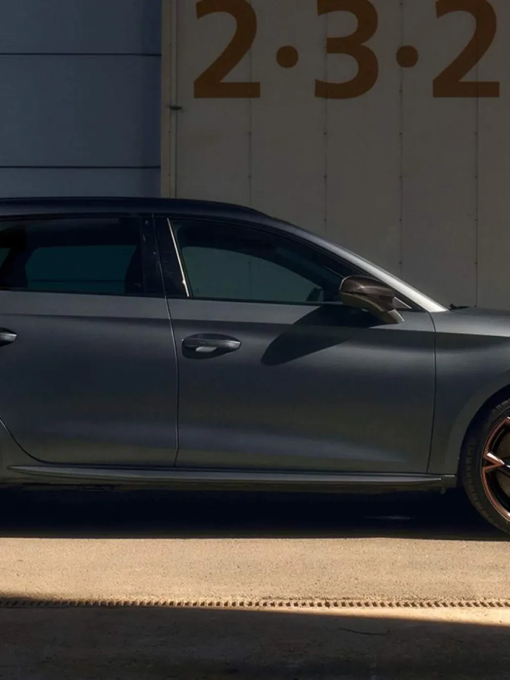 Man naast de CUPRA Leon Sportstourer