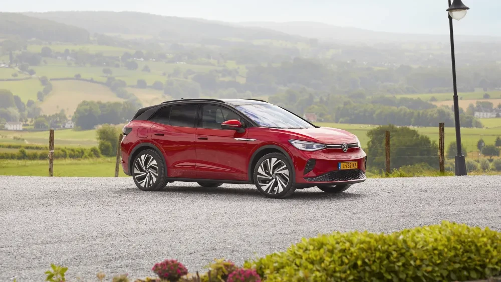 Rode Volkswagen ID.4 in landschap