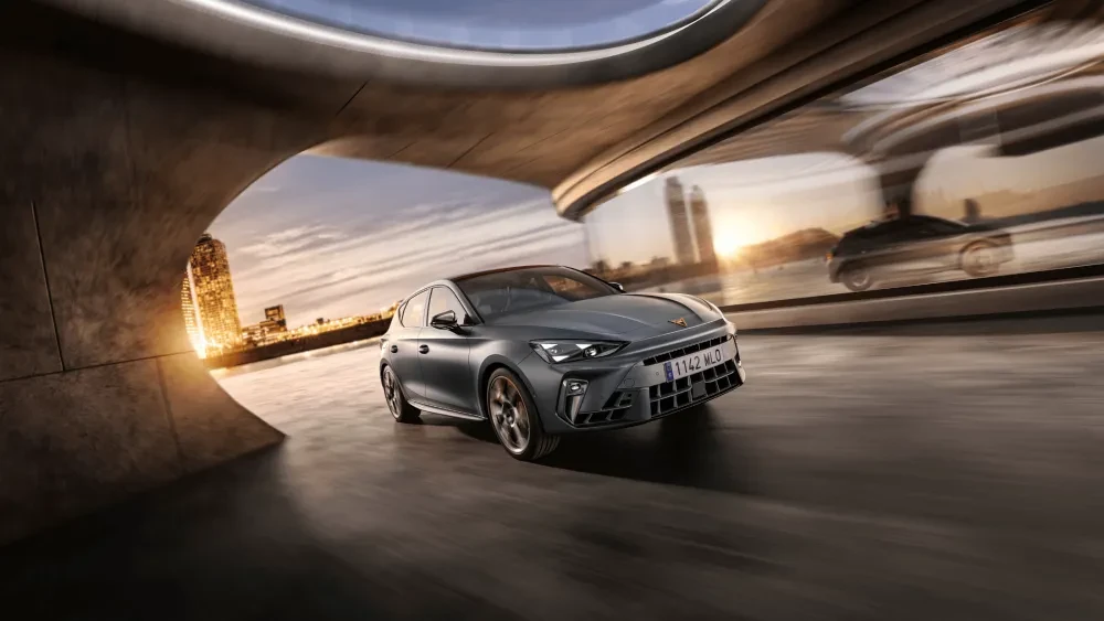 CUPRA Leon rijdend door de stad