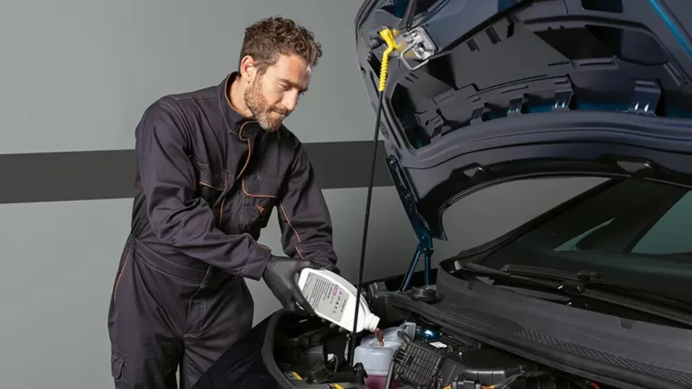 Servicespecialist bezig met het onderhoud van een CUPRA