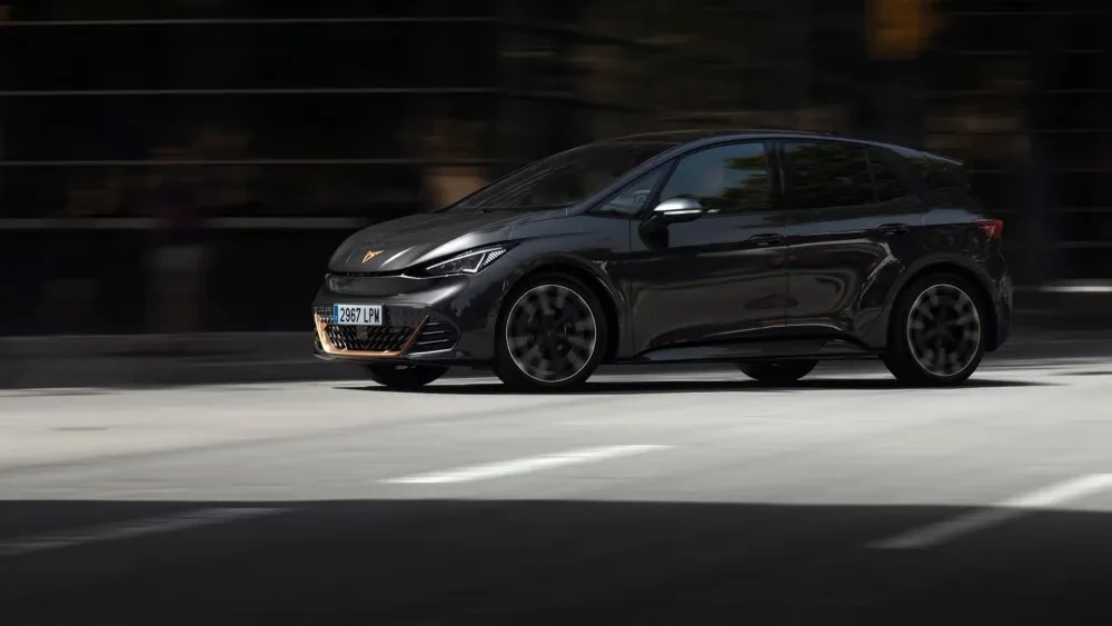 CUPRA Born rijdend op de weg