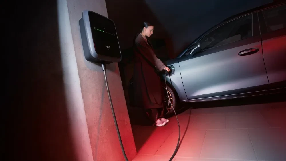 Afbeelding van een plug-in hybride CUPRA die aan het opladen is via een laadpaal