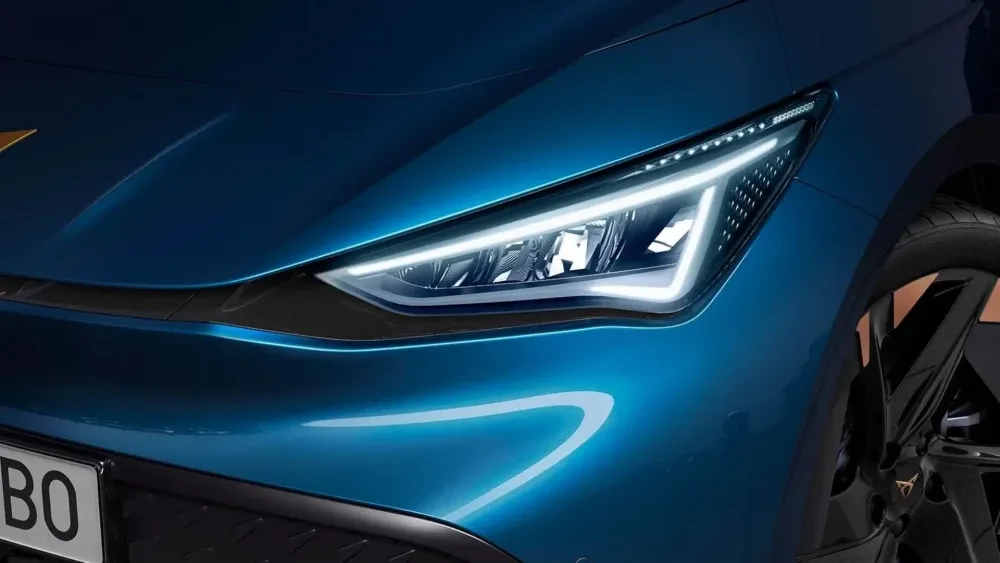 Close-up van de koplamp van een CUPRA Born