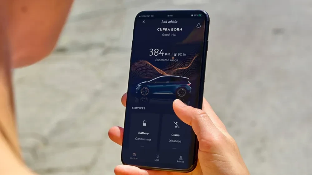Een hand met daarin een mobiele telefoon die de My CUPRA app weergeeft