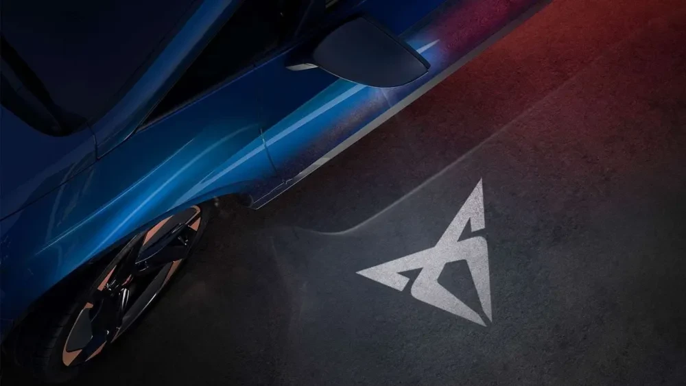 Projectie van het CUPRA logo op de grond vanuit een CUPRA Born zijspiegel