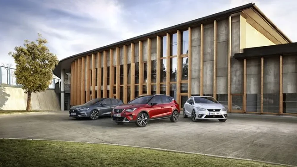 SEAT Ibiza, Arona en Leon voor een houten gebouw