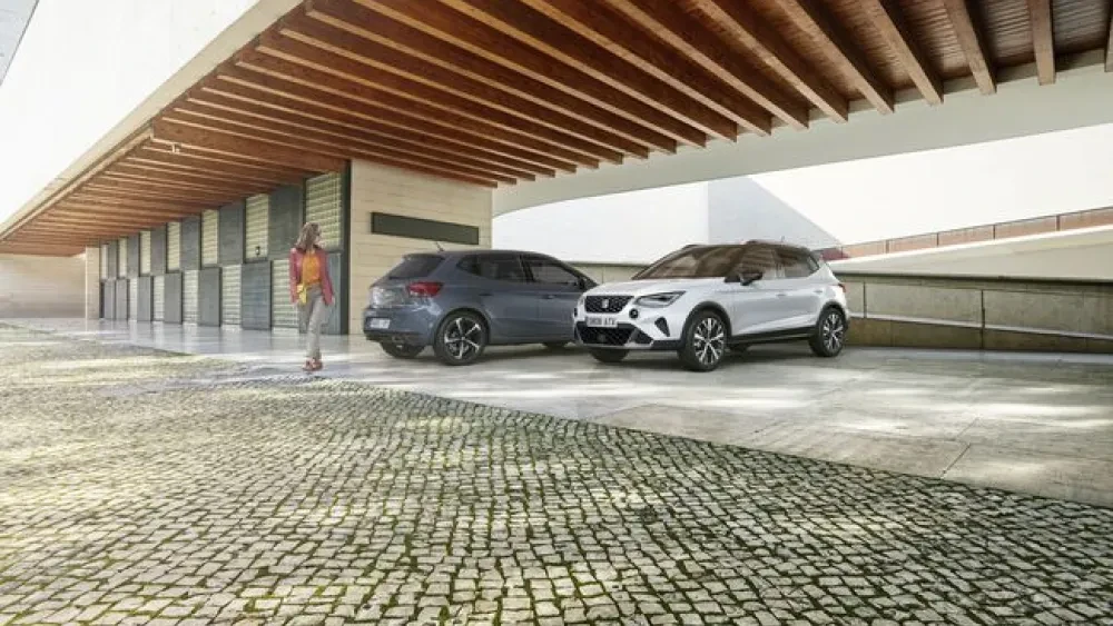 SEAT Ibiza en Arona op een parkeerterrein