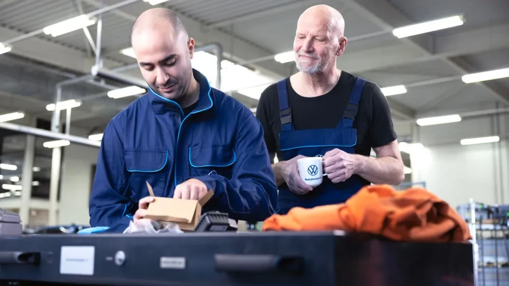 Twee monteurs bij een gereedschapskist