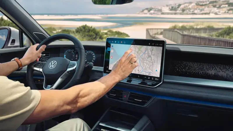 Navigatie wordt weergegeven op infotainmentscherm in de auto