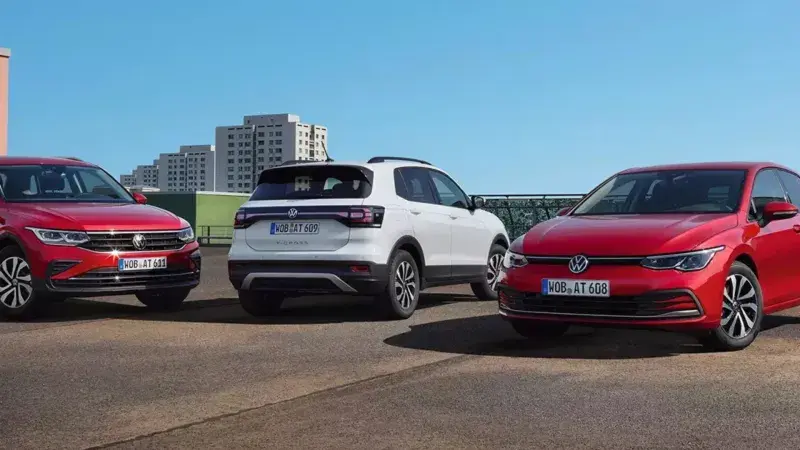 3 oudere Volkswagen modellen staan naast elkaar in verschillende hoeken geparkeerd