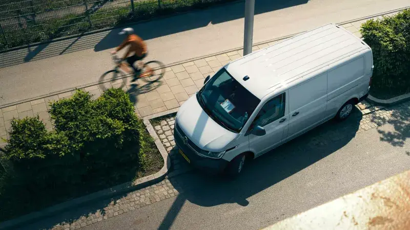 Helicopterview van een Volkswagen Crafter in een parkeervak